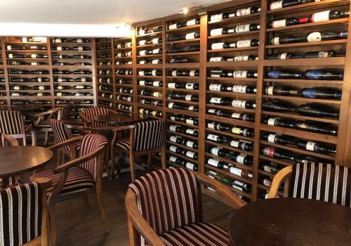 1000 de Chipuri Wine Bar, Shop & Appetizers